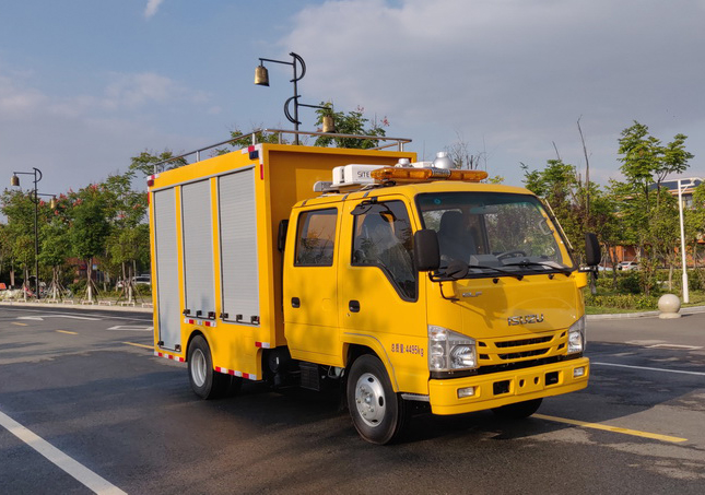 五十鈴雙排1500方救險(xiǎn)車(chē)